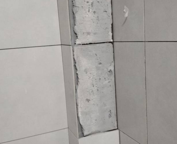 马关瓷砖空鼓维修公司分享下瓷砖施工前基层浇水润湿程度不足，可能导致以下问题